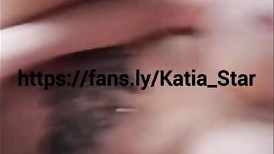 Katia Star skinny fit fake tits bimbo spielt mit sich selbst und cums auf cam