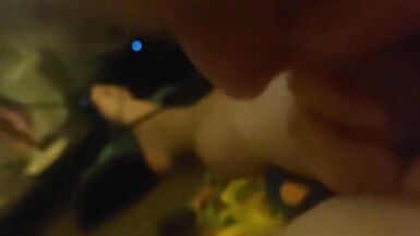 La princesse suce habilement la bite de son père