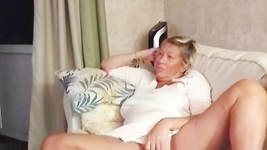 I jerk off to my stepmom who watches movies without panties - 3 image