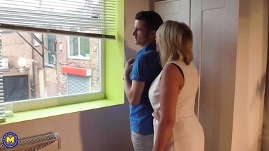 Amy, une mère britannique mature, séduit son beau-fils chanceux et inexpérimenté