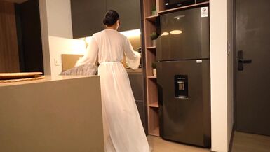 Un voleur masqué sintroduit dans la maison de lincroyable Mariana Martix qui lui offre ses gros seins en cadeau.