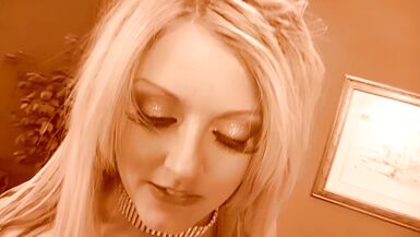 Sophie Dee est tout droit sortie des rayons