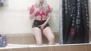 Climbed Into the Bath in Clothes and Cum From the Shower