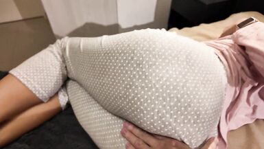 La jeune femme brise le préservatif pour se faire peloter