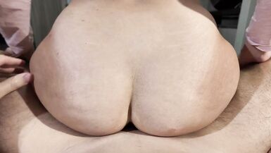 Milf rompe il preservativo per ottenere una creampie - 14 image
