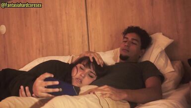 Ma demi-sœur avale mon pénis après avoir regardé un film PARTIE 1