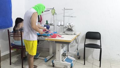 Une couturière excitée et dévergondée séduit son collègue. Elle linvite à venir faire lamour avec elle et son partenaire lui suce le vagin comme une pute. - 1 image