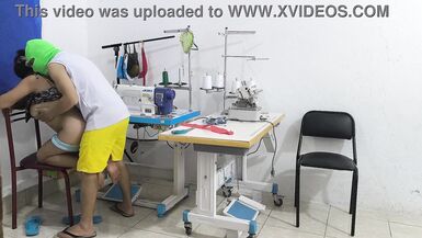 Une couturière excitée et dévergondée séduit son collègue. Elle linvite à venir faire lamour avec elle et son partenaire lui suce le vagin comme une pute. - 10 image