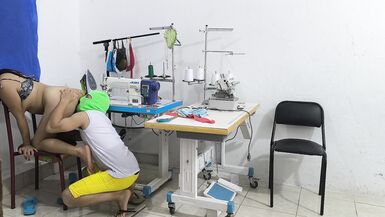 Une couturière excitée et dévergondée séduit son collègue. Elle linvite à venir faire lamour avec elle et son partenaire lui suce le vagin comme une pute. - 12 image