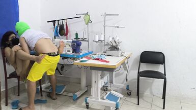Une couturière excitée et dévergondée séduit son collègue. Elle linvite à venir faire lamour avec elle et son partenaire lui suce le vagin comme une pute. - 13 image