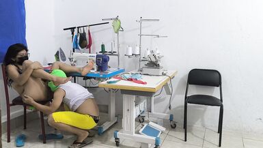 Une couturière excitée et dévergondée séduit son collègue. Elle linvite à venir faire lamour avec elle et son partenaire lui suce le vagin comme une pute. - 14 image