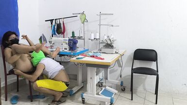Une couturière excitée et dévergondée séduit son collègue. Elle linvite à venir faire lamour avec elle et son partenaire lui suce le vagin comme une pute. - 15 image