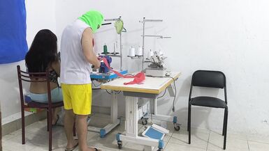 Une couturière excitée et dévergondée séduit son collègue. Elle linvite à venir faire lamour avec elle et son partenaire lui suce le vagin comme une pute. - 2 image