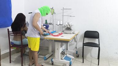 Une couturière excitée et dévergondée séduit son collègue. Elle linvite à venir faire lamour avec elle et son partenaire lui suce le vagin comme une pute. - 3 image