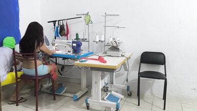 Une couturière excitée et dévergondée séduit son collègue. Elle linvite à venir faire lamour avec elle et son partenaire lui suce le vagin comme une pute. - 4 image