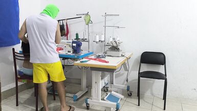 Une couturière excitée et dévergondée séduit son collègue. Elle linvite à venir faire lamour avec elle et son partenaire lui suce le vagin comme une pute. - 5 image