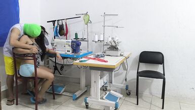 Une couturière excitée et dévergondée séduit son collègue. Elle linvite à venir faire lamour avec elle et son partenaire lui suce le vagin comme une pute. - 7 image