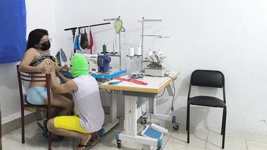 Une couturière excitée et dévergondée séduit son collègue. Elle linvite à venir faire lamour avec elle et son partenaire lui suce le vagin comme une pute. - 8 image