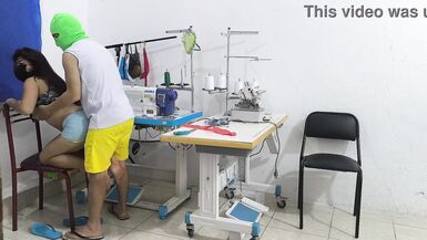 Une couturière excitée et dévergondée séduit son collègue. Elle linvite à venir faire lamour avec elle et son partenaire lui suce le vagin comme une pute. - 9 image