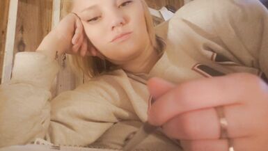 Vea Chevelle tries inflatable dildo - 1 image