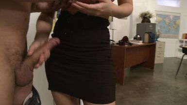 Une blonde avec dénormes bombes est prête à baiser et à sucer une bite dans une salle de classe.