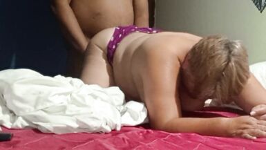 Was für ein gutes Schwanzlutschen die reife Oma mir gibt, bevor ich sie doggy style ficke