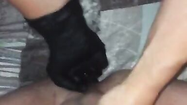 Karım Eldivenler, ben boşalana kadar Horozumu okşarken / becerirken Kıçımı Parmaklamak için. - 2 image