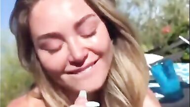 Petite amie qui taquine la bite avec ses lèvres de suceuse de bite