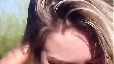 Freundin neckt den Schwanz mit ihren Schwanz lutschenden Lippen - 4 image
