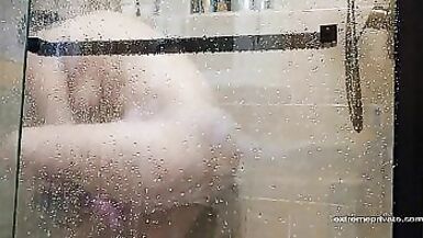 suivre ma mère nue et tatouée avec lappareil photo