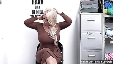 La voleuse blonde et plantureuse Alura Jenson sest fait prendre et punir pour avoir fait lamour avec un policier en chaleur.