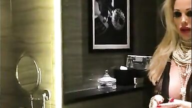 ESCORT GIVES INTENSE BLOWJOB WITH RED LIPSTICK (ADD MЕ ОN SNAP: teensluxts) - 1 image