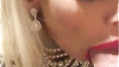 ESCORT GIVES INTENSE BLOWJOB WITH RED LIPSTICK (ADD MЕ ОN SNAP: teensluxts) - 7 image