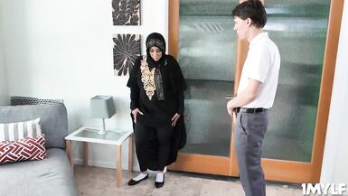 Kylie Kingston expose son corps chaud à létalon et lui fait manger sa chatte.