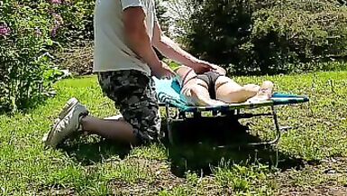 Le fantasme de baiser une petite milf en train de prendre un bain de soleil dans un camping devient réalité