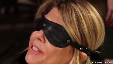 Lésbica peituda MILF anal ménage à trois - 2 image