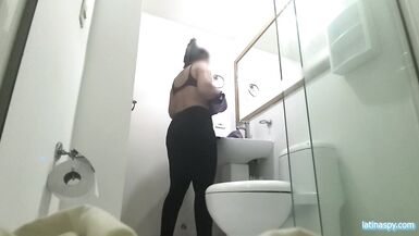 Madrastra con enorme culo redondo trabaja como criada y se la folla el jefe - 2 image