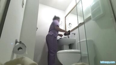 Madrastra con enorme culo redondo trabaja como criada y se la folla el jefe - 3 image