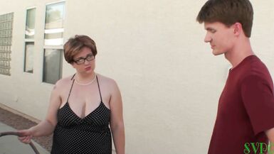 Grande meaty step-mom smokes y takes polla en su culo