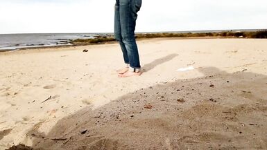 promenade sur la plage se termine par une insertion dans la bite, brunette, gros cul, buste, grosse bite, homme en sous-vêtements - 2 image