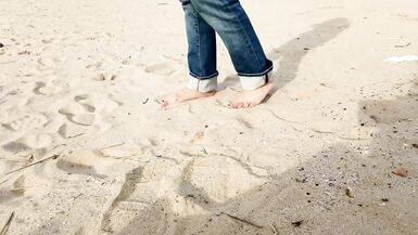 promenade sur la plage se termine par une insertion dans la bite, brunette, gros cul, buste, grosse bite, homme en sous-vêtements - 3 image
