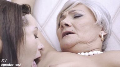 Horney STEPMOM and her Brazilian stepdaughter - 4 image