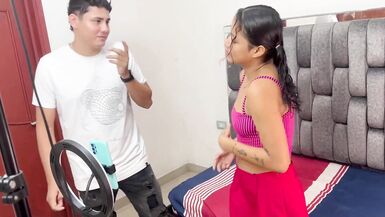 Fico excitado ao cheirar as cuecas da minha meia-irmã e ela pede-me para a foder em troca de guardar segredo. - 2 image