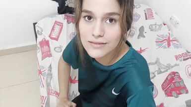 Je baise ma jolie demi-sœur très fort pendant que je suis en appel vidéo avec ma copine cocu.