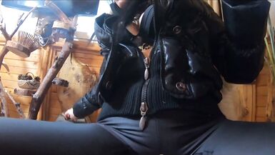 Milfycalla - Beaucoup de sperme sur ma doudoune noire et mon legging en cuir noir 216 - 5 image