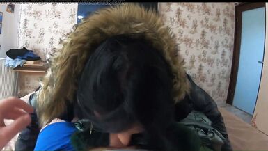 Milfycalla - Deep Blowjob während des Tragens von Pelzkapuzen-Pufferjacken 202
