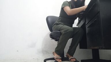 Un médecin très féminin se masturbe devant une patiente tout en lui prodiguant des soins médicaux. - 1 image