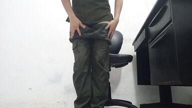 Un médecin très féminin se masturbe devant une patiente tout en lui prodiguant des soins médicaux. - 2 image