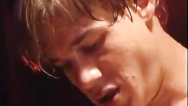 Guy fucks mature brunette's twat