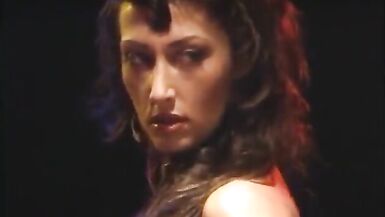 Guy fucks mature brunette's twat